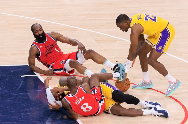 清晨NBA季后赛焦点战，洛杉矶快船造点机会，目标明确，赛程密集仍需轮换的简单介绍